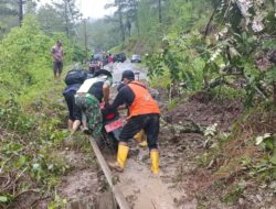 Tanggap Bencana, Babinsa Bantu Menangani Tanah Longsor