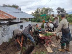 Waspada Banjir: Babinsa Bersama Warga Bersihkan Drainase