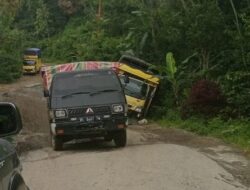 Terkesan Pembiaran!!,Jalan Rusak Parah Ancaman Keselamatan Pengendera Bermotor Disini Lokasi Nya