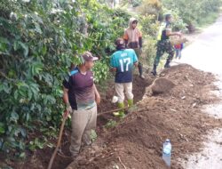 Atasi Genangan Air, Babinsa Bersama Warga Menggali Parit