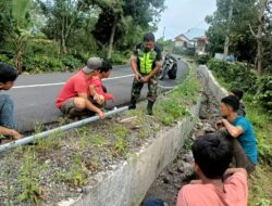 Atasi Kekurangan Air Bersih, Babinsa Dampingi Warga Memasang Pipa