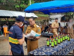 Wabup Sijunjung Iraddatillah Serahkan Pupuk Hayati Cair (PHC)