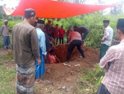 Kapolsek dan Masyarakat Gampong Muka Blang Hadiri Pemakaman Korban Terseret Arus Sungai Krueng Panteraja