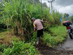 Bentuk Kepedulian Sosial Bhabinkamtibmas Polsek Bandar suka rela membersih kan Jalan ini Tujuan nya!