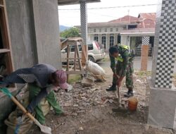 Wujud Kepedulian Kepada Warga Babinsa Bantu Bersihkan Puing Puing Bagunan Rumah