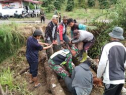 Peduli Terhadap Masyarakat, Babinsa Turun Bantu Warga Bangun Jembatan Dari Kayu