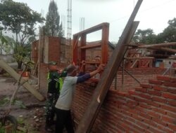 Tumbuhkan Jiwa Kebersamaan, Babinsa Dampingi Warga Memasang Kusen