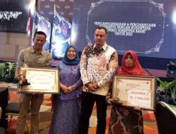 Bupati Sijunjung Benny Dwifa Yuswir Menerima Penghargaan Adhikarya Pangan Nusantara (APN) Tahun 2023 Tingkat Provinsi Sumatera Barat.