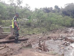 Babinsa: Dampingi Pembenahan Jembatan Rusak Akibat Tergerus Air