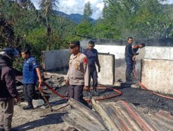 Kebakaran Satu Unit Rumah Warga di Kecamatan Bandar Polisi Bantu Proses Pemadaman