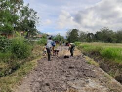 Dua Babin Bersama Warga Goro Jalan Berlubang