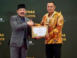 Bupati Sijunjung Benny Dwifa Yuswir, SSTP, M.Si Sutan Gumilang menerima penghargaan BAZNAS Award.