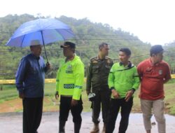 Cepat Tanggap, Bupati Pasbar Hamsuardi Tinjau Jalan Provinsi Yang Longsor di Nagari Kajai