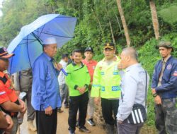 Bupati Hamsuardi bersama Kapolres Pasbar AKBP Agung Tribawanto Tinjau Jalan Longsor di Nagari Kajai