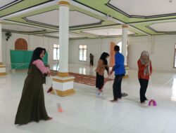 Ciptakan Kenyamanan Ibadah Ramadhan 1445 H, Mahasiswa KKN STAI Yaptip Bersihkan Masjid Muaro Kiawai Hilir