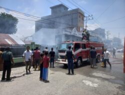 *TNI-Polri, Damkar, dan Masyarakat Bersatu Padamkan Kebakaran Kios di Kota Meureudu.