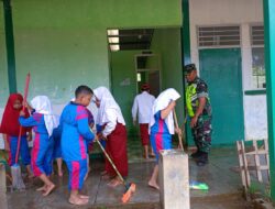 Menjelang libur Lebaran: Babinsa bersama Siswa SDN Jamur Atu Pembersihan Massal