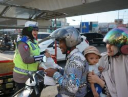 Dirlantas Polda Aceh bersama IMBI Bagikan Takjil dan Beras kepada Pengendara.