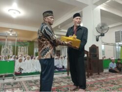 Wali Nagari Mundam Sakti Berikan “Lansek Manih” Kepada Gubernur Sumbar