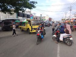 Personel Pos Pengamanan Ops Ketupat Seulawah 2024 Polres Pidie Jaya Berikan Pelayanan dan Himbauan Keselamatan