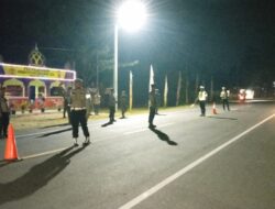 *Pelayanan Prima dan Keselamatan Utama: Petugas Pos Ketupat Seulawah Polres Pidie Jaya Menjaga Pemudik di Malam Hari*