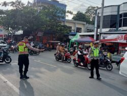 Suksesnya Personel Pos Pengamanan Ketupat Seulawah Polres Pidie Jaya dalam Menjaga Kelancaran Arus Mudik di Pasar Tumpah*