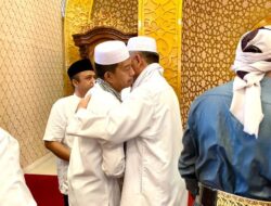Bupati Pasbar dan Wakil Sholat Id Di Masjid Agung, Bupati: Kita Saling Memaafakan