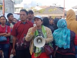 Presiden RI Jokowi Disambut Ratusan Aksi Massa Warga Masyarakat Kecamatan Pancur Batu Bersatu Unjuk Rasa Didepan Hotel JW Marriot.