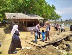 Libur Idul Fitri, Personel Polsek Muara Satu Patroli di Obyek Wisata Pantai Rancung