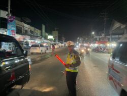 Kasat Lantas Polres Pidie Jaya Memimpin Pengaturan Lalu Lintas Libur Idul Fitri di Bandar Baru