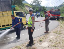 Membahayakan Pengguna Jalan, Polisi Aceh Tengah Sigap Bersihkan Pasir Yg Berserakan di Jalan Raya