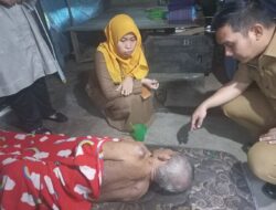 Peduli Lansia, Kadis Dinsos Randy Hendrawan Terjun Dan Bantu Langsung warga Ujung Gading