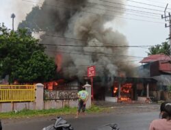 Satu Unit Rumah Berikut Dengan Bengkel Hangus di Lalap Si jago Merah, Kerugian Di Perkirakan 1 Milyard