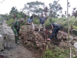 *Babinsa; Galakan Jumat Bersih*