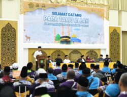 Bey Machmudin Lepas Keberangkatan Jemaah Haji Kloter Pertama Embarkasi Jakarta-Bekasi