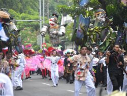 Amanda Soemedi Bey Machmudin Antusias Saksikan Parade Kriya dan Budaya HUT Dekranas 2024