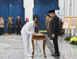 Lantik Pj Bupati Cirebon, Pesan Bey Machmudin: Layani Masyarakat dengan Penuh Dedikasi dan Tanpa Pamrih