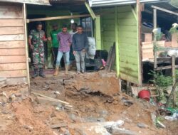 Babinsa dan Masyarakat: 2 Unit Rumah warga yang Longsor Akibat Curah Hujan yang tinggi Di Bener Meriah.