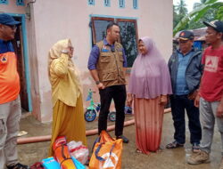 Bupati Sijunjung Benny Dwifa Yuswir Sapa Langsung Warga Terdampak Banjir Bandang Padang Sibusuk