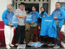 Anggota DPRD Pasaman Barat Serahkan Bantuan Sarana Olahraga Futsal kepada Tim Futsal Refakin