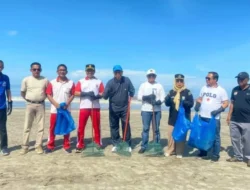 DPRD Pasaman Barat Bersama Bupati Hamsuardi Lakukan Aksi Bersih Pantai Muaro Sasak dalam Peringatan Hari Bhayangkara