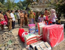 Wakil Bupati Sijunjung H.Iraddatilah, S.Pt Kunjungi serta Berikan Bantuan Kepada Korban Kebakaran Rumah di Nagari Pamuatan
