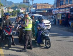 Satlantas Polres Aceh Tengah Edukasi Masyarakat Disertai Pembagian Brosur Keselamatan Berlalulintas