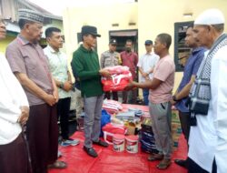 Pj. (Penjabat) Walikota Langsa, Syaridin, S.Pd., M.Pd menyerahkan bantuan masa panik kepada keluarga korban musibah