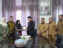 Pj. Bupati Drs. Haili Yoga,M.Si Bersama Ketua STIKES Payung Negeri Aceh Pante Raya Teken MoU Kesepakatan Bersama
