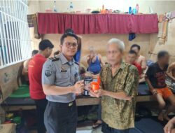 Kegiatan Peduli Kesehatan Kelompok Rentan, Rutan Labuhan Deli Berikan Susu kepada Warga Binaan Lansia.