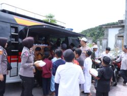Indahnya Berbagi Dihari Jumat Yang Berkah, Polres Bener Meriah Bagikan Nasi Kepada Jamaah Sholat Jumat