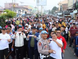 Ribuan Warga Kota Takengon Meriahkan Gerak Jalan Santai HUT Bhayangkara Ke-78
