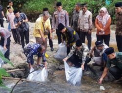 10.000 Bibit Ikan di Tebar  Nagari Langki Oleh Bupati Sijunjung