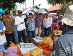 Kebakaran di Pasar Sasak, Wakil Ketua DPRD Endra Yama Putra S.Pi Dampingi Wabub Risnawanto.SE Turun Langsung Berikan Bantuan